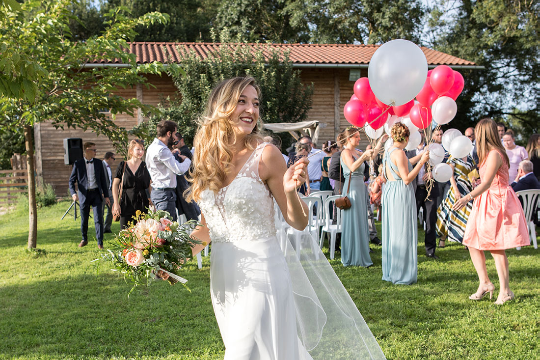 La mariée tient des ballons